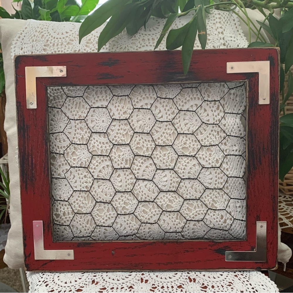 “PRINZ” Distressed Solid Wood Frame w/Decorative Wire